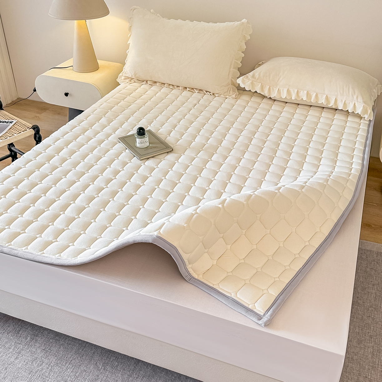 91家纺网 家纺一手货源 找家纺 手艺人家纺 2025新款 新格子宝宝绒床垫 DT62