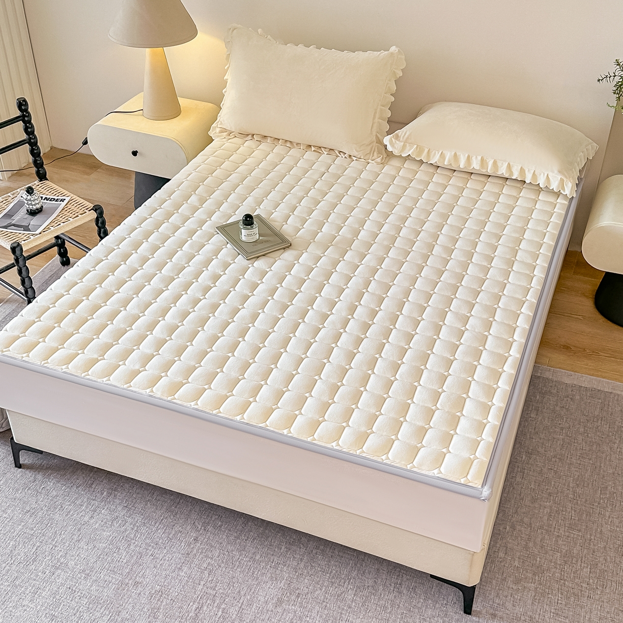 91家纺网 家纺一手货源 找家纺 手艺人家纺 2025新款 新格子宝宝绒床垫 DT62