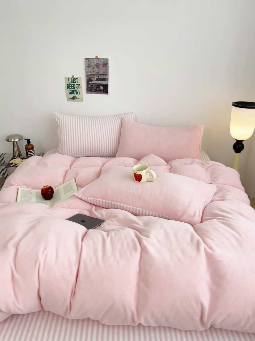 91家纺网 家纺一手货源 找家纺 三朵家纺 2025新款法莱绒混搭四件套 粉玉+细条