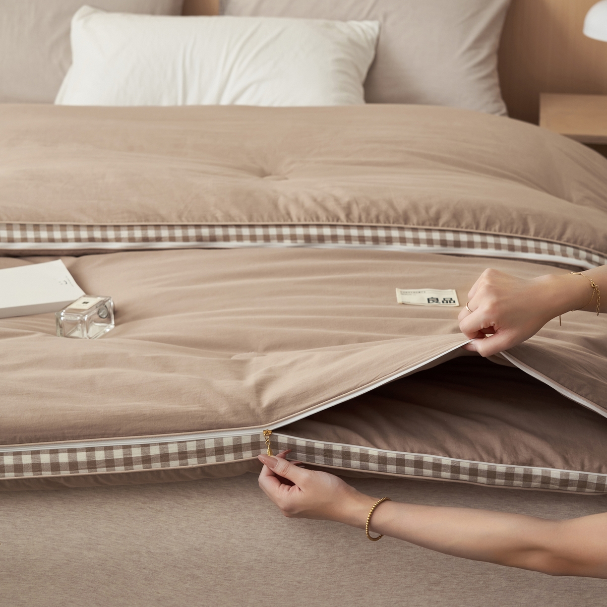 91家纺网 家纺一手货源 找家纺 子由家居 2025新款无印风棋盘格立体大豆子母被被子被芯 棋盘格子母被-驼色