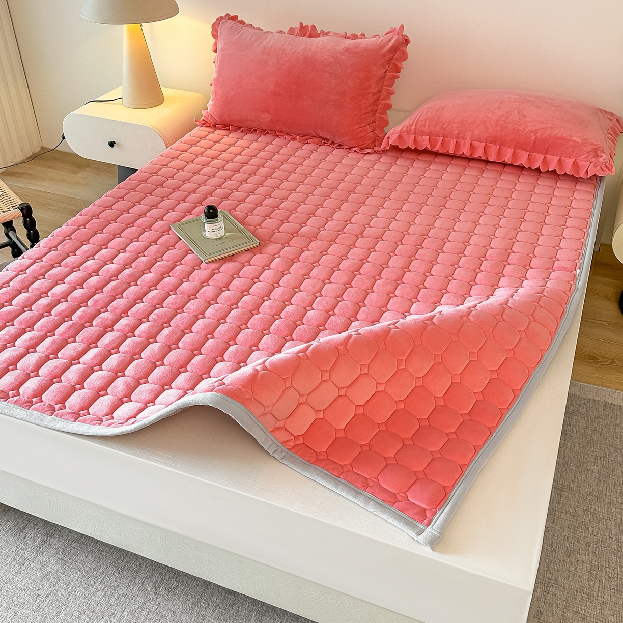 91家纺网 家纺一手货源 找家纺 手艺人家纺 2025新款 新格子宝宝绒床垫 DT63