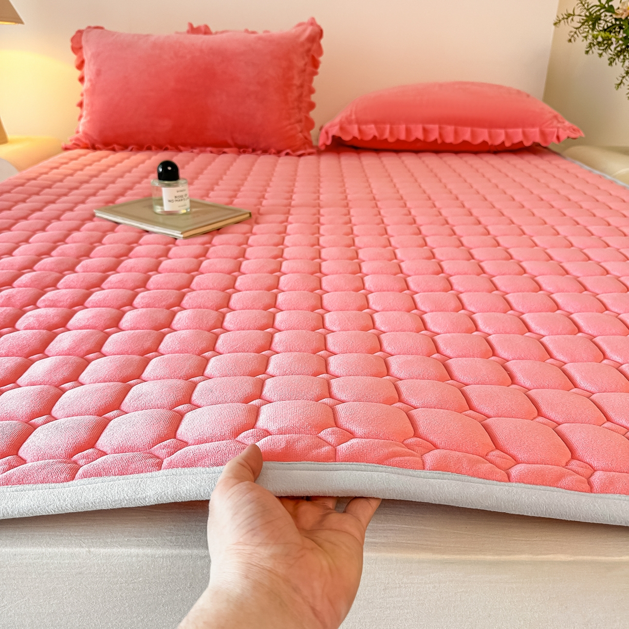 91家纺网 家纺一手货源 找家纺 手艺人家纺 2025新款 新格子宝宝绒床垫 DT63