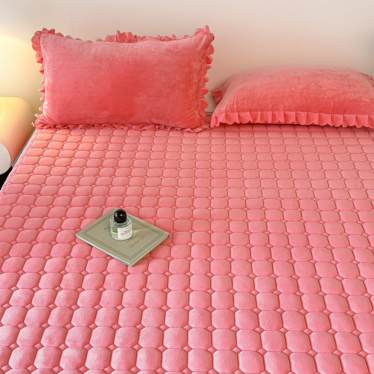 91家纺网 家纺一手货源 找家纺 手艺人家纺 2025新款 新格子宝宝绒床垫 DT63