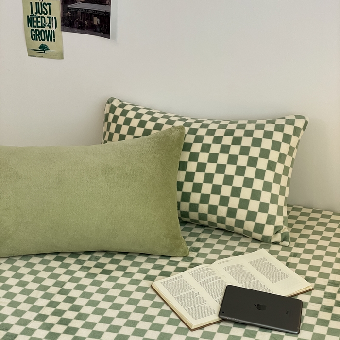 91家纺网 家纺一手货源 找家纺 三朵家纺 2025新款法莱绒混搭四件套 橄榄绿+绿格