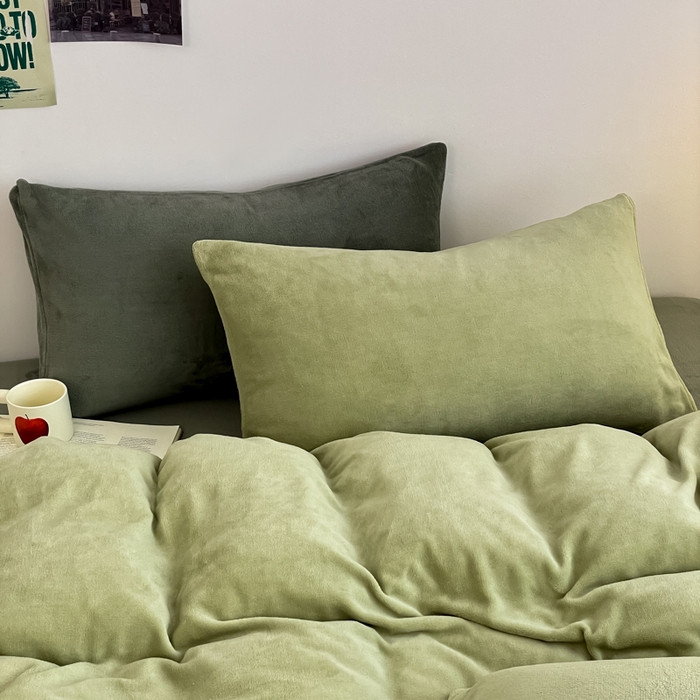 91家纺网 家纺一手货源 找家纺 三朵家纺 2025新款法莱绒混搭四件套 橄榄绿+墨绿