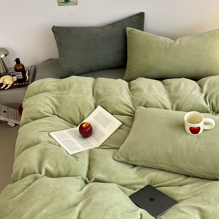 91家纺网 家纺一手货源 找家纺 三朵家纺 2025新款法莱绒混搭四件套 橄榄绿+墨绿