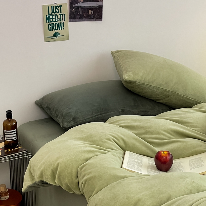 91家纺网 家纺一手货源 找家纺 三朵家纺 2025新款法莱绒混搭四件套 橄榄绿+墨绿