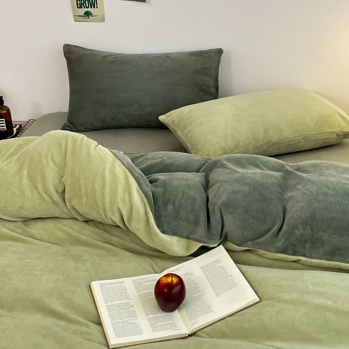 91家纺网 家纺一手货源 找家纺 三朵家纺 2025新款法莱绒混搭四件套 橄榄绿+墨绿