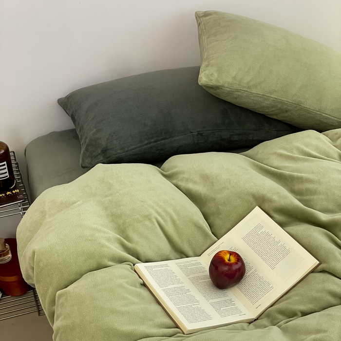 91家纺网 家纺一手货源 找家纺 三朵家纺 2025新款法莱绒混搭四件套 橄榄绿+墨绿