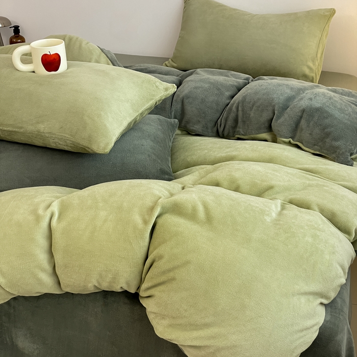 91家纺网 家纺一手货源 找家纺 三朵家纺 2025新款法莱绒混搭四件套 橄榄绿+墨绿