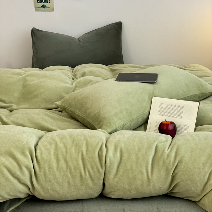 91家纺网 家纺一手货源 找家纺 三朵家纺 2025新款法莱绒混搭四件套 橄榄绿+墨绿