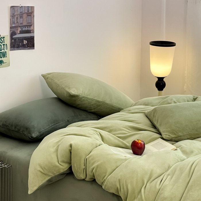 91家纺网 家纺一手货源 找家纺 三朵家纺 2025新款法莱绒混搭四件套 橄榄绿+墨绿