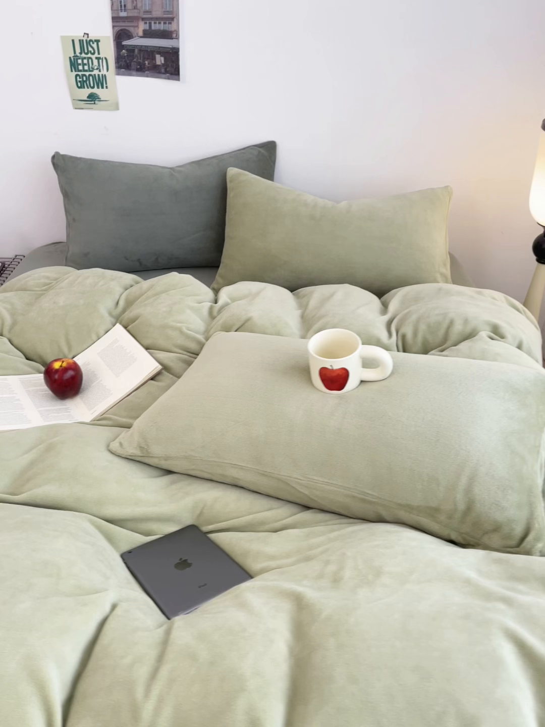 91家纺网 家纺一手货源 找家纺 三朵家纺 2025新款法莱绒混搭四件套 橄榄绿+墨绿