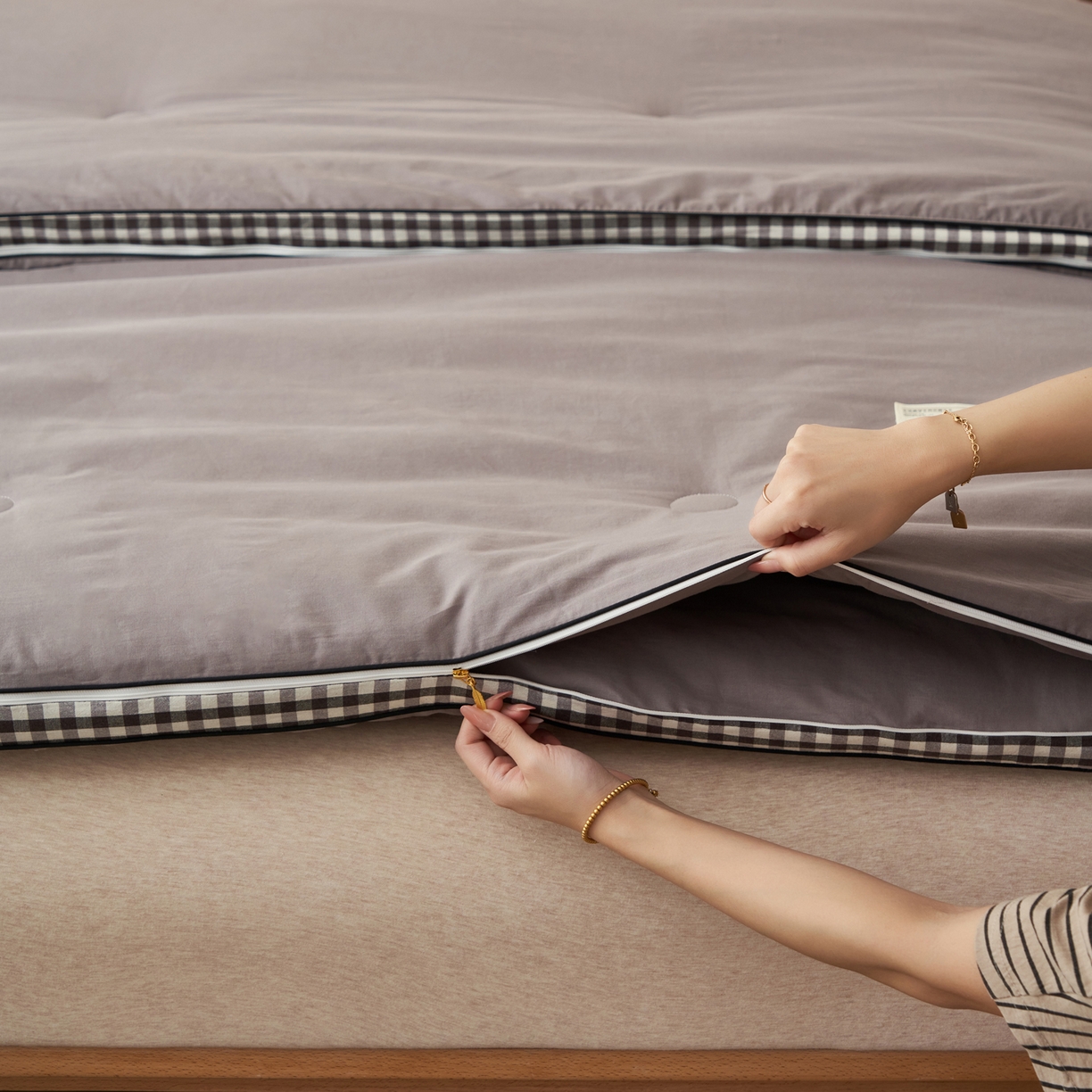 91家纺网 家纺一手货源 找家纺 （总）子由家居 2025新款无印风棋盘格立体大豆被被子被芯