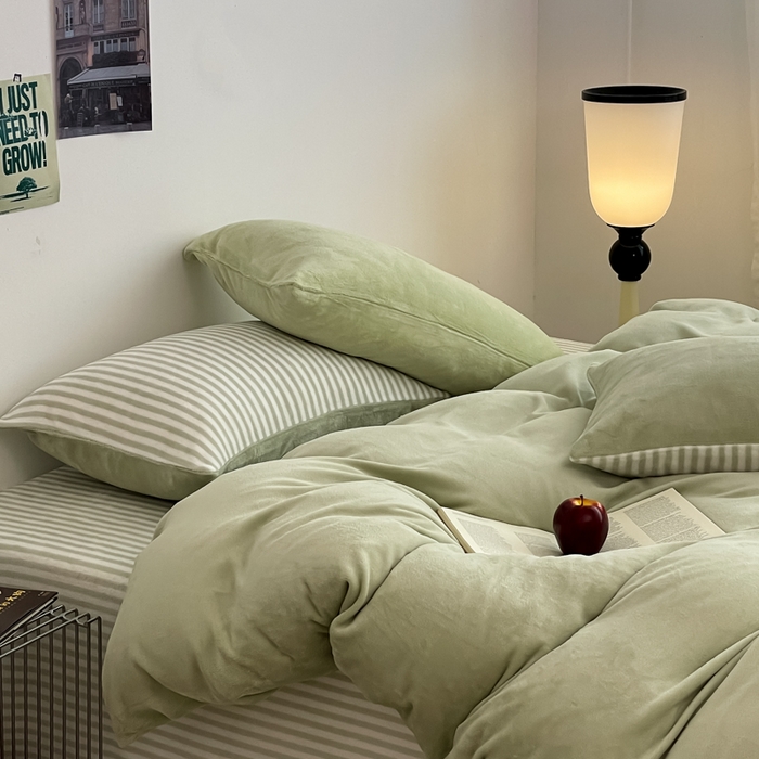 91家纺网 家纺一手货源 找家纺 三朵家纺 2025新款法莱绒混搭四件套 果绿+细条