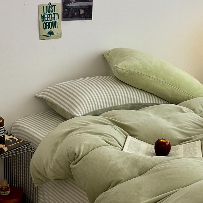 91家纺网 家纺一手货源 找家纺 三朵家纺 2025新款法莱绒混搭四件套 果绿+细条