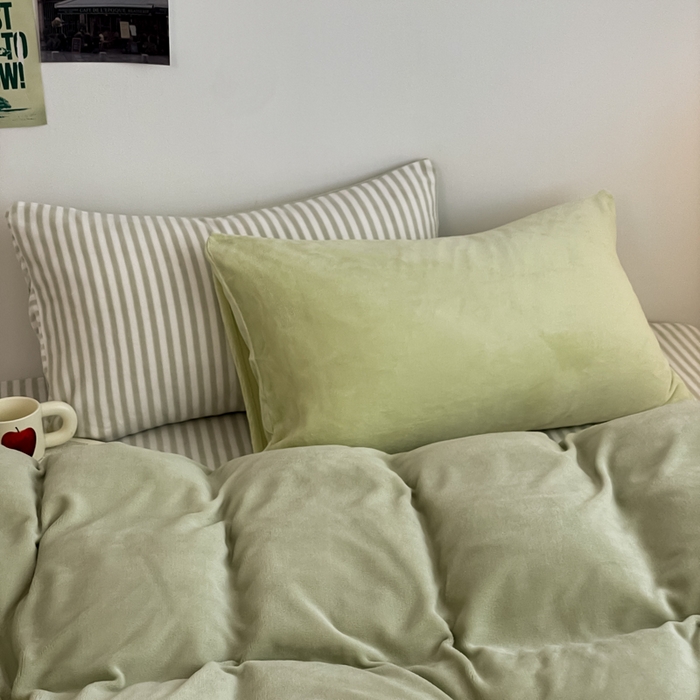 91家纺网 家纺一手货源 找家纺 三朵家纺 2025新款法莱绒混搭四件套 果绿+细条