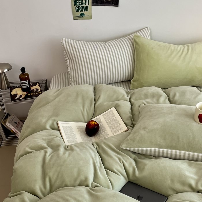 91家纺网 家纺一手货源 找家纺 三朵家纺 2025新款法莱绒混搭四件套 果绿+细条