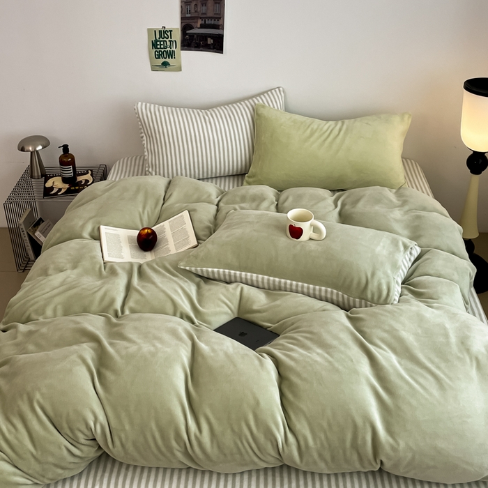 91家纺网 家纺一手货源 找家纺 三朵家纺 2025新款法莱绒混搭四件套 果绿+细条