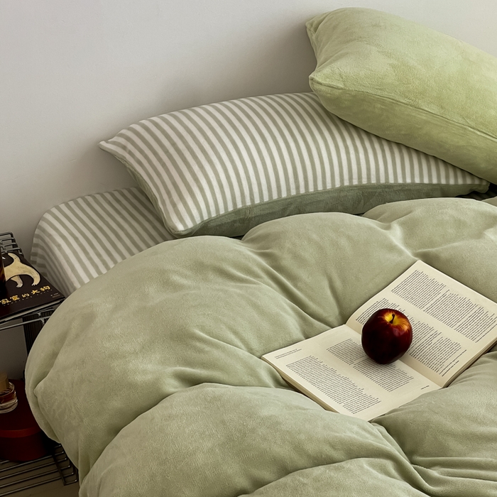 91家纺网 家纺一手货源 找家纺 三朵家纺 2025新款法莱绒混搭四件套 果绿+细条