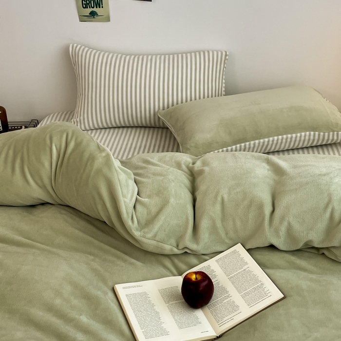 91家纺网 家纺一手货源 找家纺 三朵家纺 2025新款法莱绒混搭四件套 果绿+细条