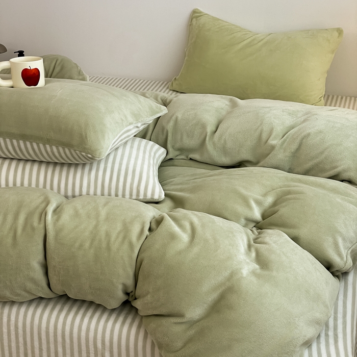 91家纺网 家纺一手货源 找家纺 三朵家纺 2025新款法莱绒混搭四件套 果绿+细条