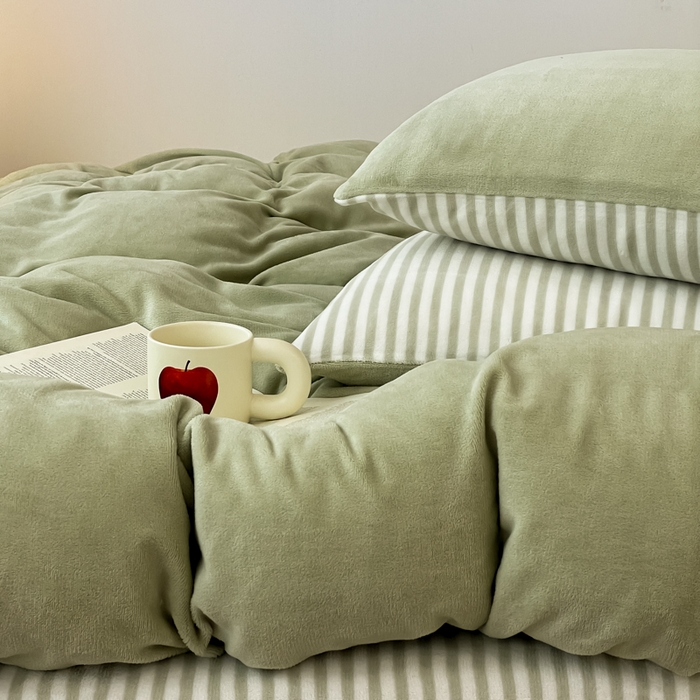 91家纺网 家纺一手货源 找家纺 三朵家纺 2025新款法莱绒混搭四件套 果绿+细条