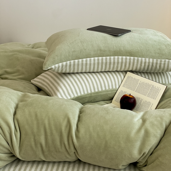 91家纺网 家纺一手货源 找家纺 三朵家纺 2025新款法莱绒混搭四件套 果绿+细条