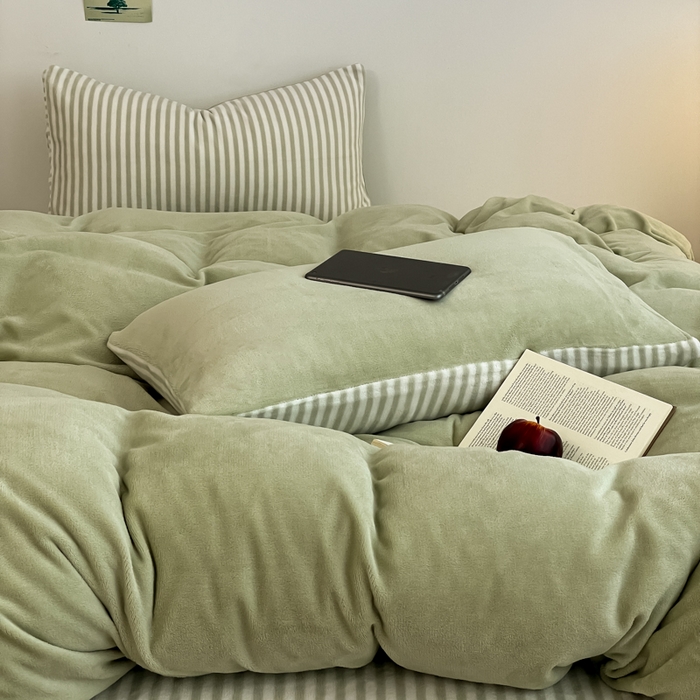 91家纺网 家纺一手货源 找家纺 三朵家纺 2025新款法莱绒混搭四件套 果绿+细条