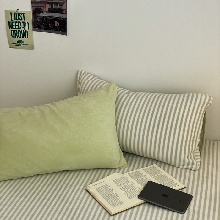 91家纺网 家纺一手货源 找家纺 三朵家纺 2025新款法莱绒混搭四件套 果绿+细条