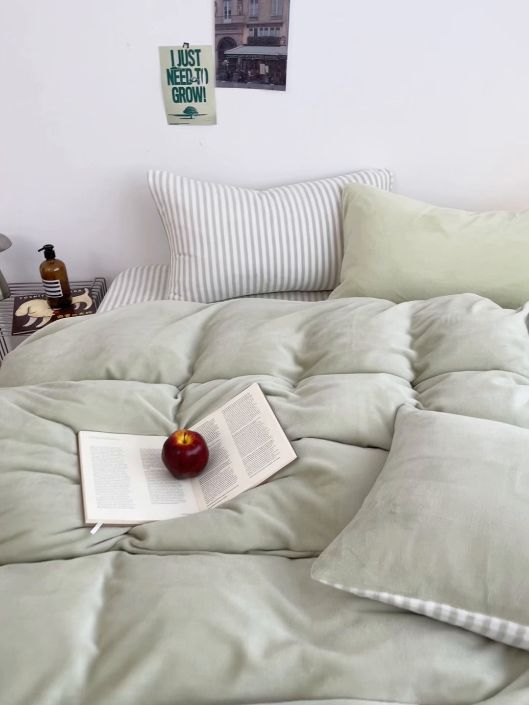 91家纺网 家纺一手货源 找家纺 三朵家纺 2025新款法莱绒混搭四件套 果绿+细条