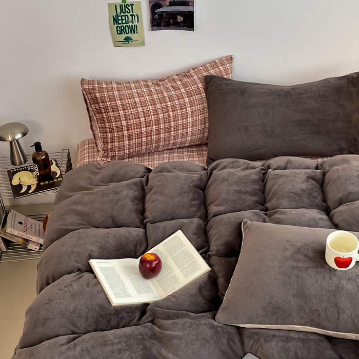 91家纺网 家纺一手货源 找家纺 三朵家纺 2025新款法莱绒混搭四件套 灰雅格调