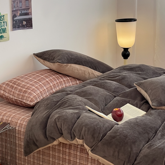 91家纺网 家纺一手货源 找家纺 三朵家纺 2025新款法莱绒混搭四件套 灰雅格调