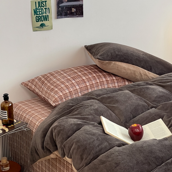 91家纺网 家纺一手货源 找家纺 三朵家纺 2025新款法莱绒混搭四件套 灰雅格调