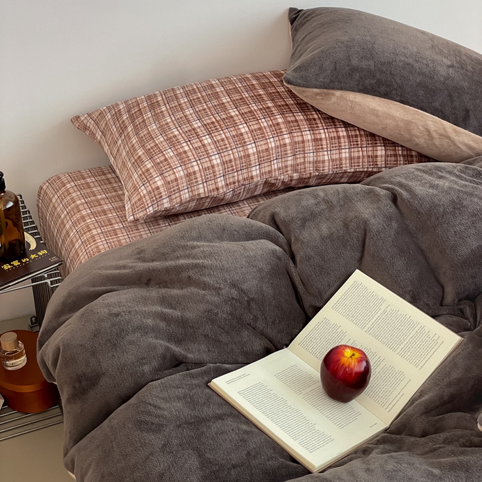 91家纺网 家纺一手货源 找家纺 三朵家纺 2025新款法莱绒混搭四件套 灰雅格调