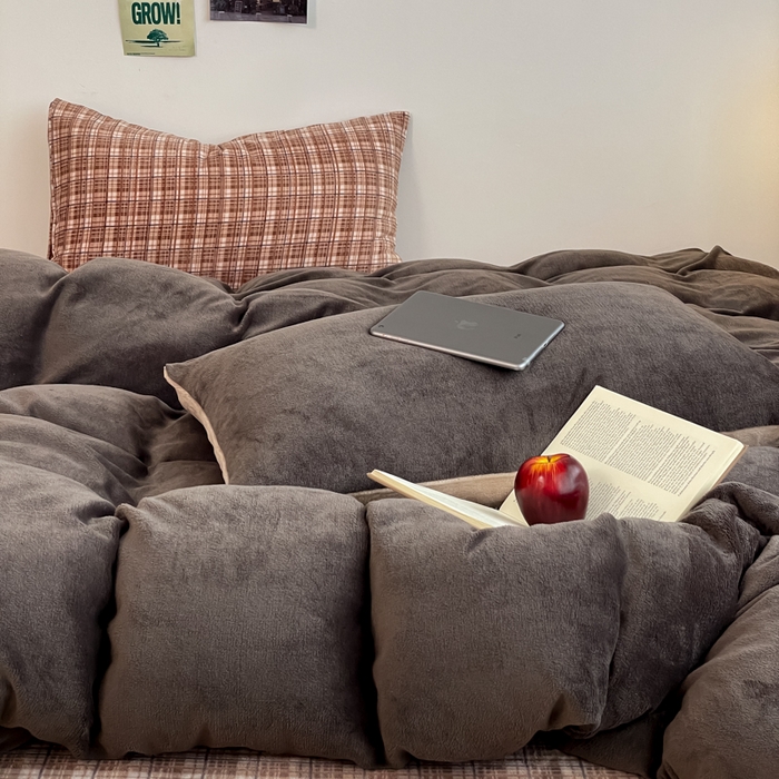 91家纺网 家纺一手货源 找家纺 三朵家纺 2025新款法莱绒混搭四件套 灰雅格调