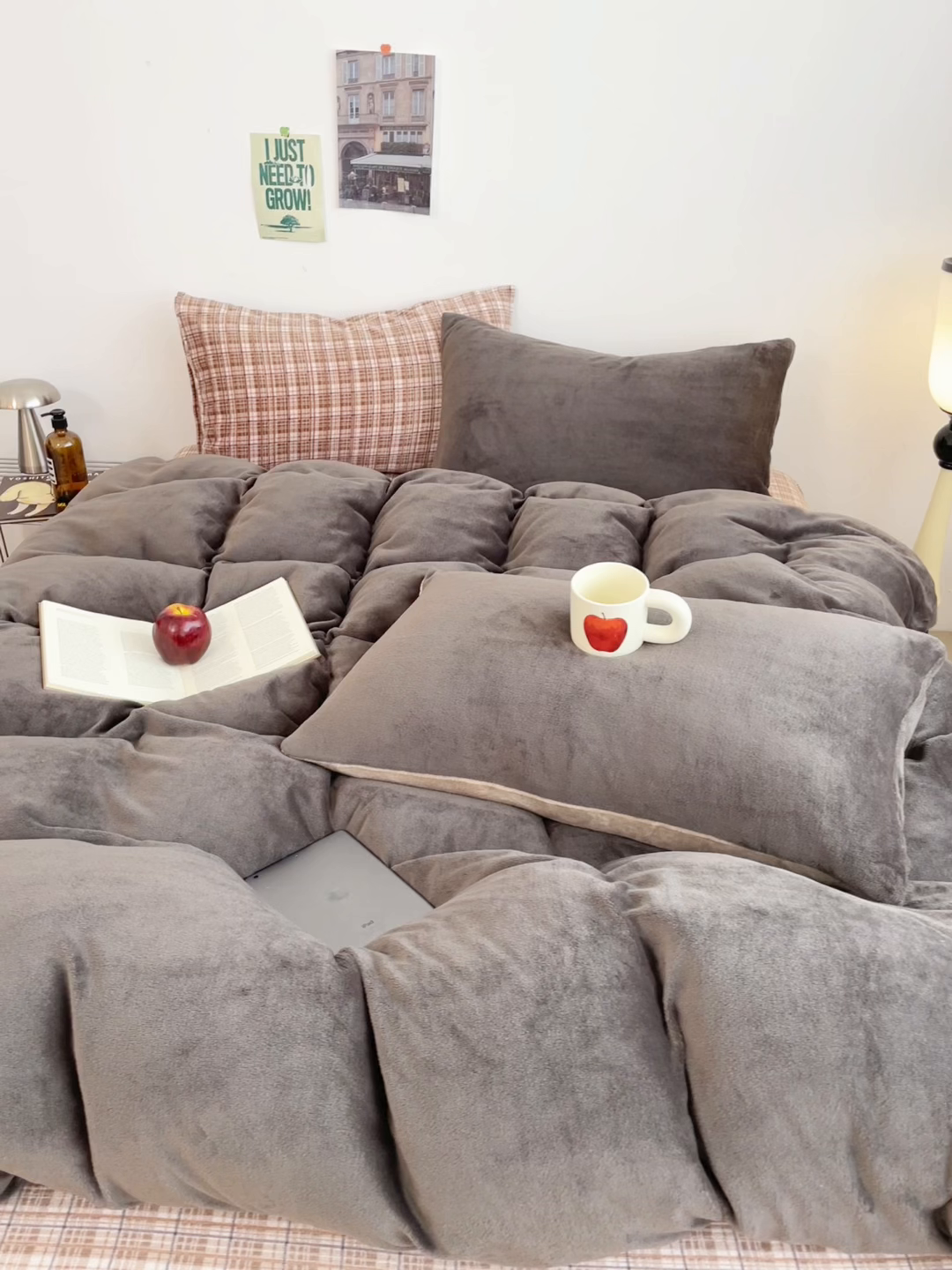 91家纺网 家纺一手货源 找家纺 三朵家纺 2025新款法莱绒混搭四件套 灰雅格调