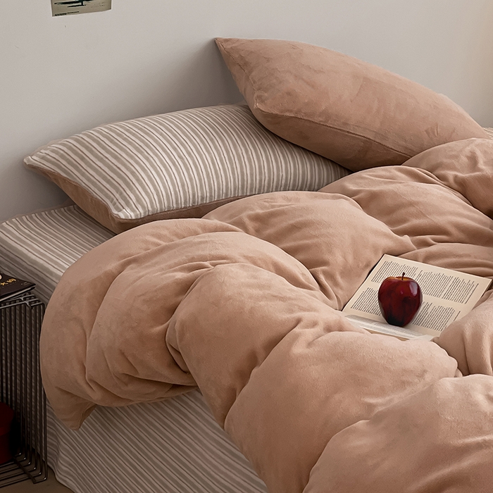 三朵家纺 2025新款法莱绒混搭四件套 米驼+细条