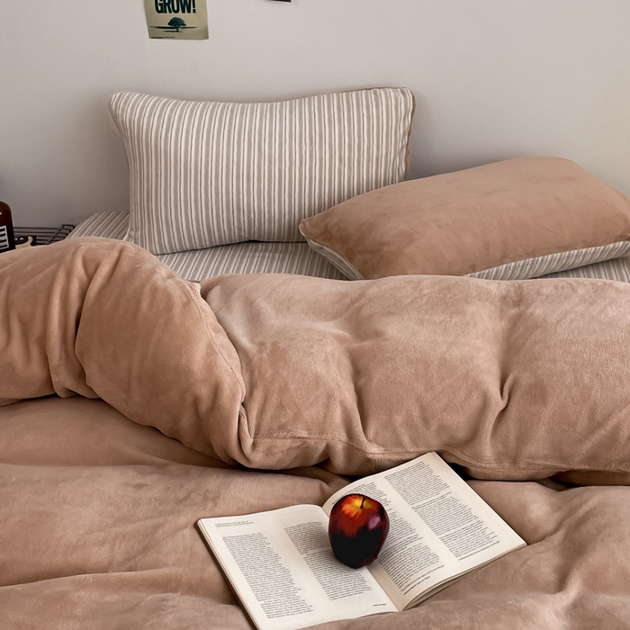 91家纺网 家纺一手货源 找家纺 三朵家纺 2025新款法莱绒混搭四件套 米驼+细条