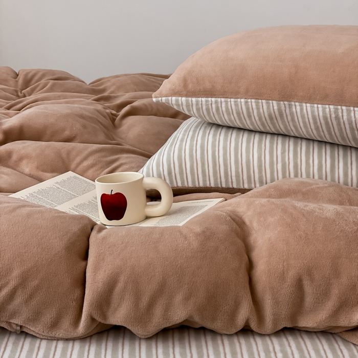 91家纺网 家纺一手货源 找家纺 三朵家纺 2025新款法莱绒混搭四件套 米驼+细条