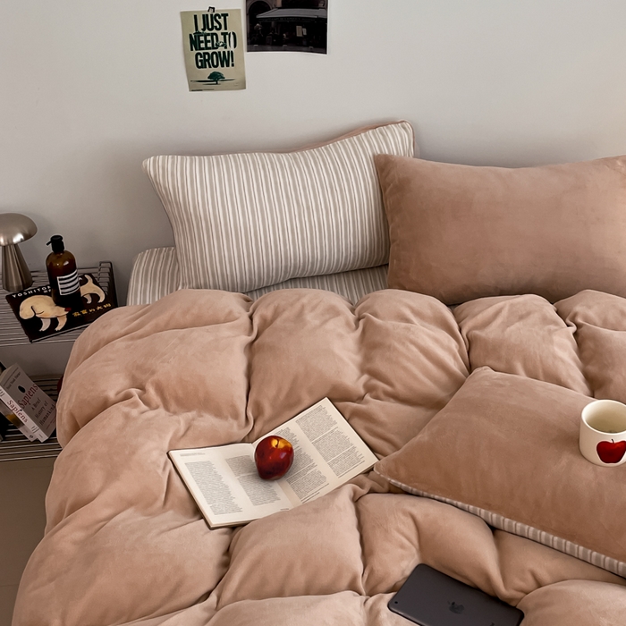 91家纺网 家纺一手货源 找家纺 三朵家纺 2025新款法莱绒混搭四件套 米驼+细条