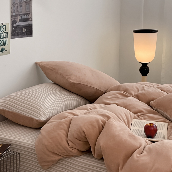 91家纺网 家纺一手货源 找家纺 三朵家纺 2025新款法莱绒混搭四件套 米驼+细条