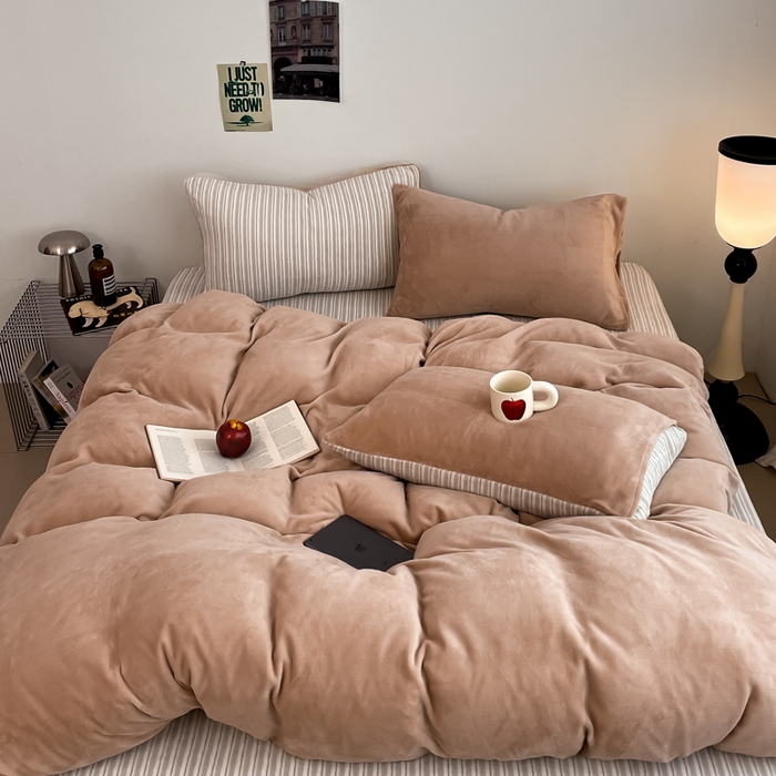 91家纺网 家纺一手货源 找家纺 三朵家纺 2025新款法莱绒混搭四件套 米驼+细条