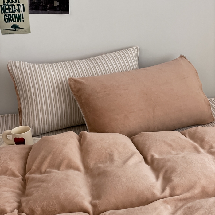 91家纺网 家纺一手货源 找家纺 三朵家纺 2025新款法莱绒混搭四件套 米驼+细条