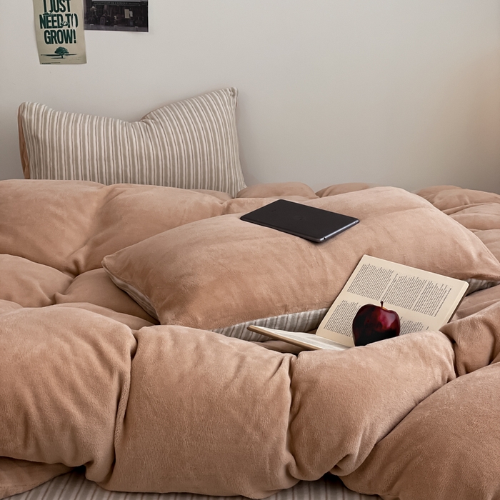 91家纺网 家纺一手货源 找家纺 三朵家纺 2025新款法莱绒混搭四件套 米驼+细条