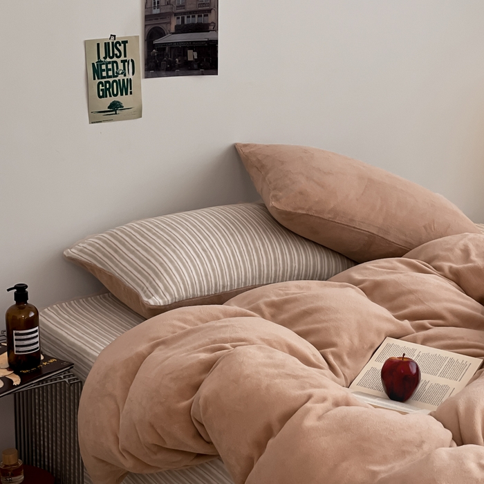 91家纺网 家纺一手货源 找家纺 三朵家纺 2025新款法莱绒混搭四件套 米驼+细条