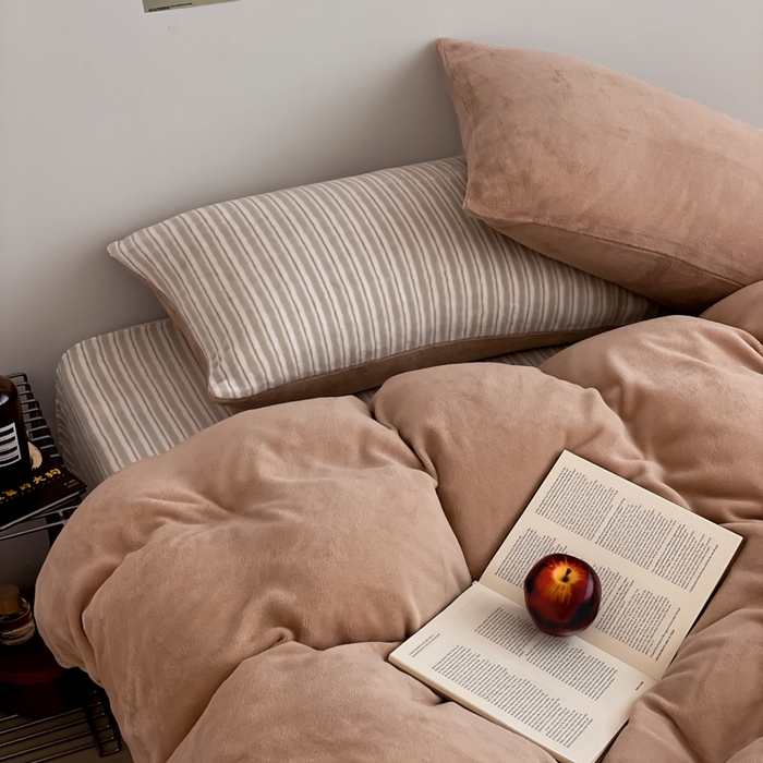 91家纺网 家纺一手货源 找家纺 三朵家纺 2025新款法莱绒混搭四件套 米驼+细条