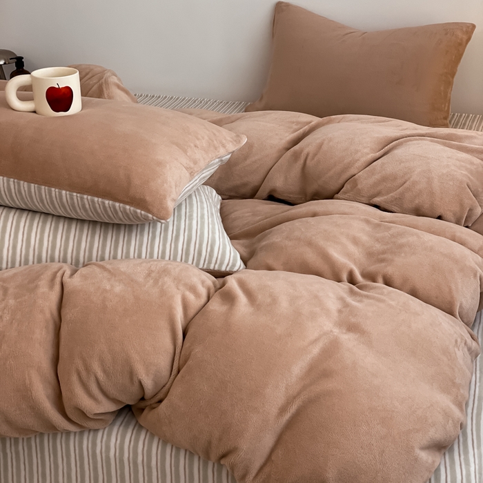 91家纺网 家纺一手货源 找家纺 三朵家纺 2025新款法莱绒混搭四件套 米驼+细条