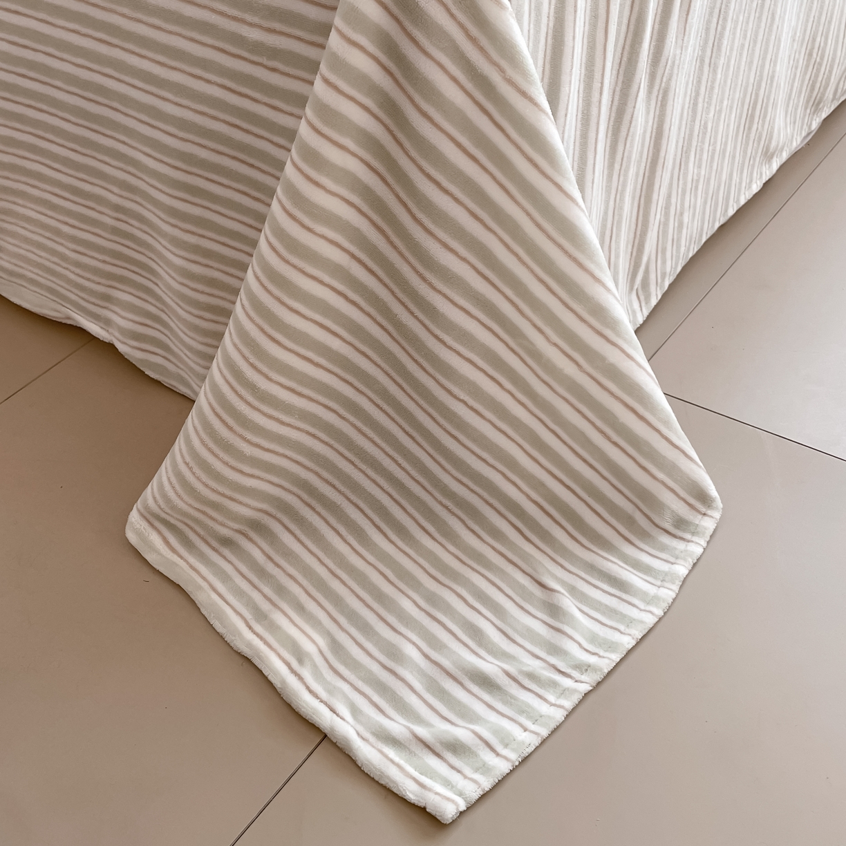 91家纺网 家纺一手货源 找家纺 三朵家纺 2025新款法莱绒混搭四件套 米驼+细条