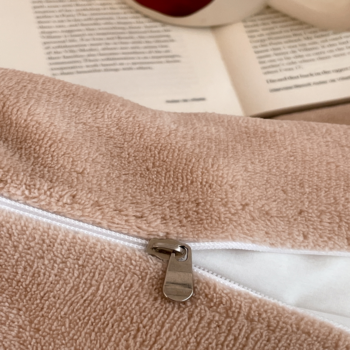 91家纺网 家纺一手货源 找家纺 三朵家纺 2025新款法莱绒混搭四件套 米驼+细条